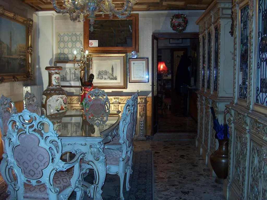 ベッド・アンド・ブレックファスト B & B Privacyフェラーラ イタリア
