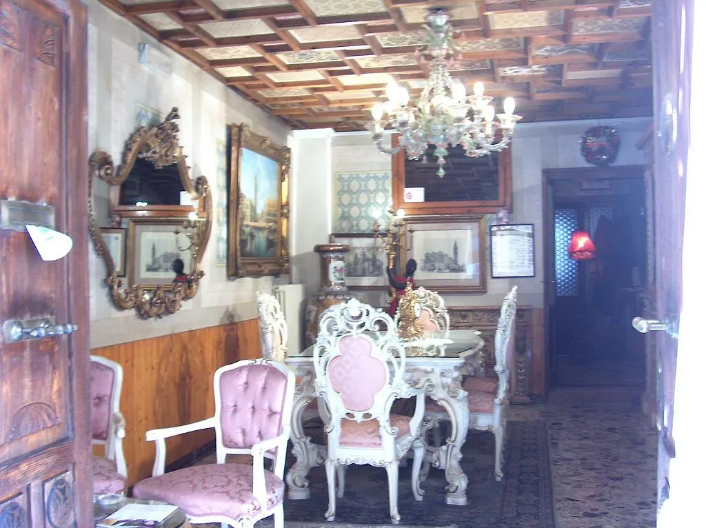 B & B Privacy Ferrara 0*,