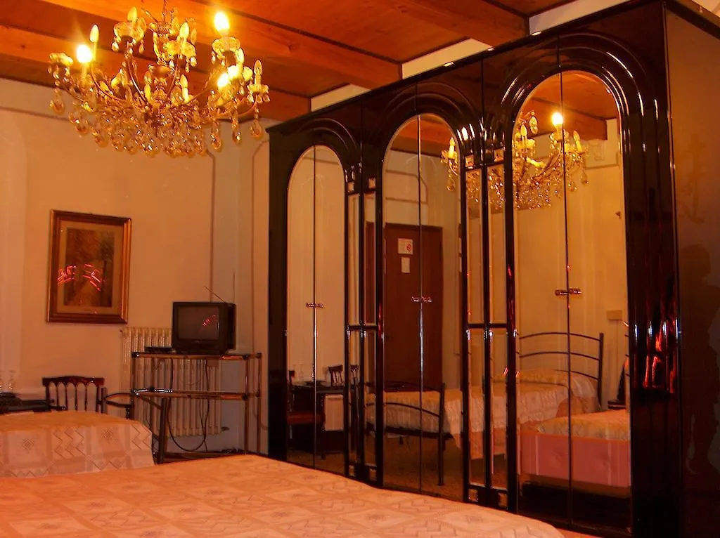 B & B Privacy Ferrara 0*,